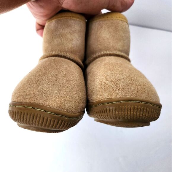 UGG Boots MUBO Classic Girls Tan Size M - Picture 4 of 9